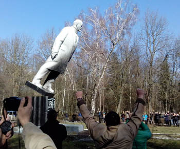 lenin statue pulled down