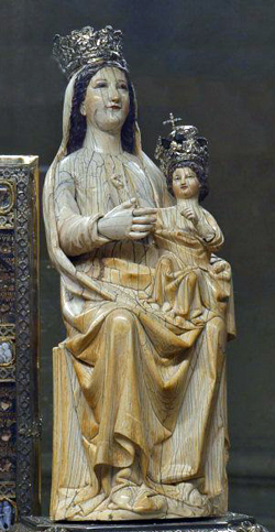 statue virgen of the battles