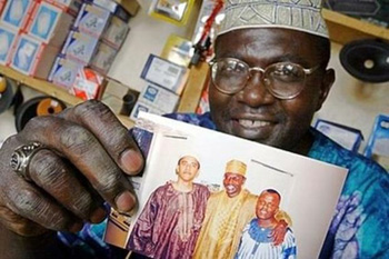 Malik Obama shows his half brother Barack in Muslim garb