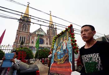 Procession for Our Lady of Dong Lu