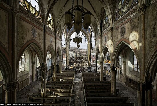  the Ruins of a Cathedral in Philadelphia