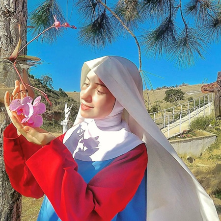 Irma Greice Maria looking at flowers