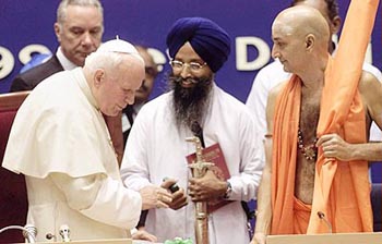 D_004_Pope_HinduHighPriest_11-7-1999.jpg - 37476 Bytes