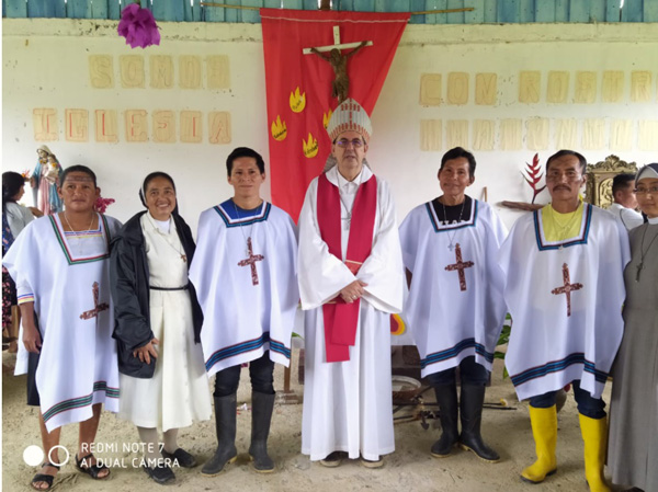 Women receive orders in Ecuador 2